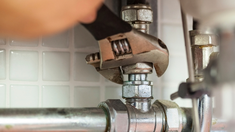plumbing pipes being tighten